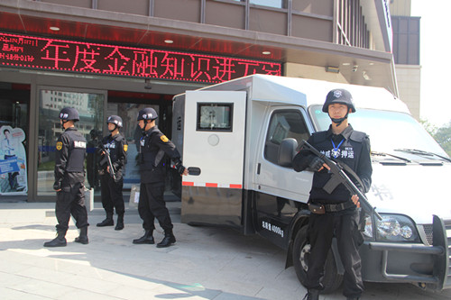 12501363_太原市保安服務有限公司押運員正在執(zhí)行押運任務.jpeg